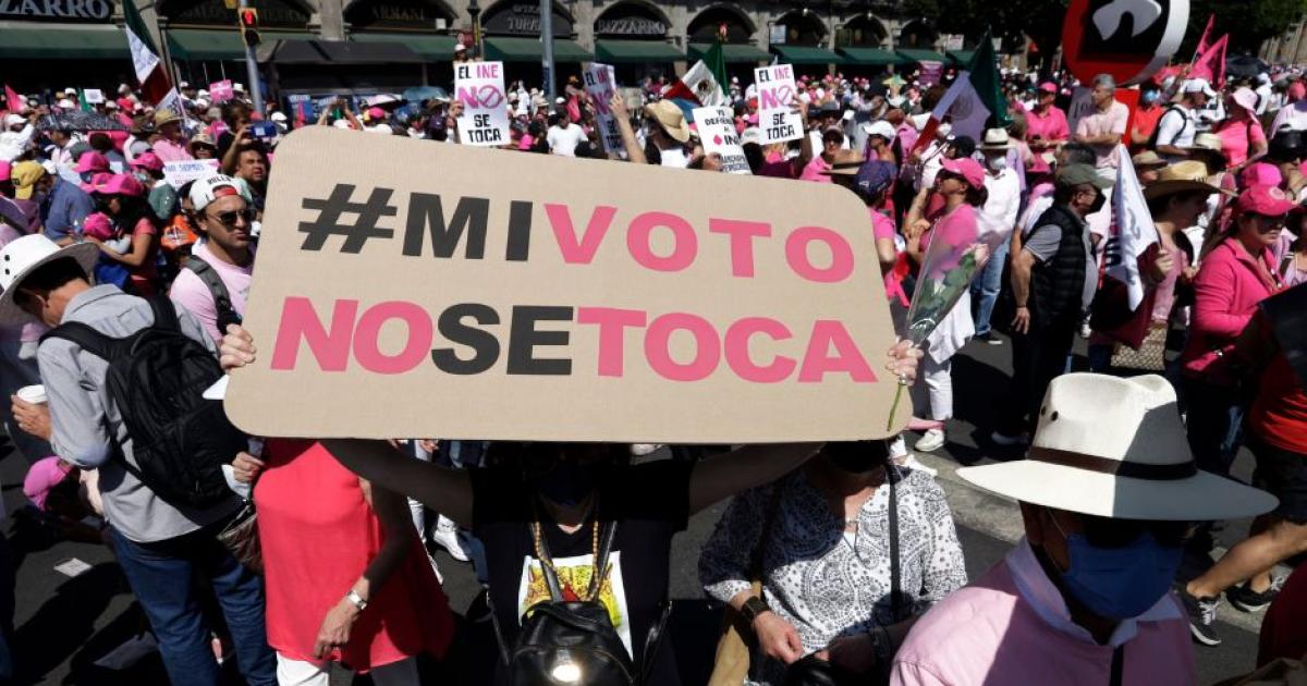 México: multitudinarias protestas contra la reforma electoral de AMLO