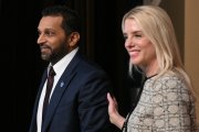 Kash Patel y Pam Bondi, en una ceremonia