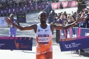 El fondista neerlandés Abdi Nageeye celebra su victoria en el maratón de Nueva York.