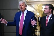 Donald Trump y Mike Johnson tras una reunión con congresistas del GOP en el Capitolio