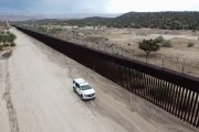Un vehículo de la patrulla fronteriza se desplaza a lo largo del muro fronterizo en el lado estadounidense. La zona es Jacumba Hot Springs, en California, .