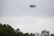 U helicóptero de la Guardia Costera rastrea una zona inundada en Texas