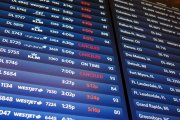 Pantallas del aeropuerto de Nueva York informan sobre cancelaciones de vuelos