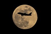 Un Airbus A319-112 de la aerolínea alemana Lufthansa sobrevuela la Luna Gibosa Creciente sobre Fráncfort del Meno, Alemania Occidental