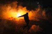 Un manifestante avanza entre el humo durante una protesta en Marsella, Francia, el 24 de octubre de 2026. Las autoridades desplegaron alrededor de 70 000 efectivos de seguridad en toda Francia ante la reanudación de las protestas por el coste de la vida, después de que los disturbios de la semana anterior provocaran daños en edificios públicos, el saqueo de cientos de tiendas y la detención de unas 2 700 personas.