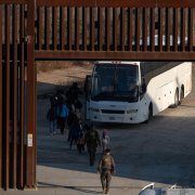 Migrantes son procesados en Tijuana mientras Trump planea reformas migratorias