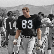 10 de agosto de 1982 - Santa Rosa, California, EE. UU. - Campo de entrenamiento de los Oakland Raiders en El Rancho Tropicana, Santa Rosa, California. El linebacker de los Oakland Raiders, Ted Hendricks