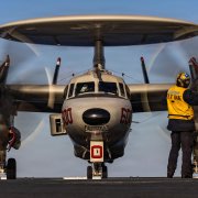 La marina haciendo señales a un avión E‑2D Hawkeye