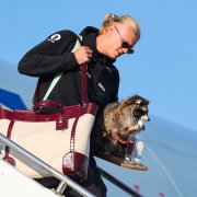 Erling Braut Haaland se baja de un avión (Archivo)