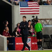 Pochettino sigue el desarrollo del partido de su debut como seleccionador de la USMNT contra Panamá desde la banda.