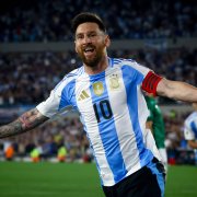 Lionel Messi de Argentina celebra un gol durante el partido entre Argentina y Bolivia