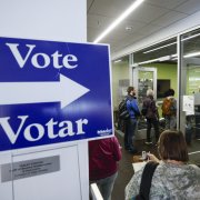 Elecciones Presidenciales 2024 | Votantes hacen cola para votar anticipadamente en la Biblioteca Pública de Madison, Wisconsin.