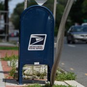 Elecciones Presidenciales 2024: Un buzón del Servicio Postal de Estados Unidos (USPS) frente a una oficina de correos en Washington, DC,