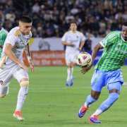 Gabriel Pec del LA Galaxy lucha por el balón con Nouhou Tolo