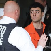 Luigi Mangione abandona el juzgado del condado de Blair en Hollidaysburg, Pensilvania