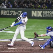 Shohei Ohtani batea frente a los Cubs