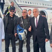 Ciudadano estadounidense George Glezmann (C) con funcionarios tras ser liberado