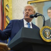 El presidente Donald Trump habla con los periodistas mientras participa en una ceremonia de juramento de Paul Atkins como presidente de la Comisión de Bolsa y Valores, en el Despacho Oval de la Casa Blanca, el martes 22 de abril de 2025, en Washington.