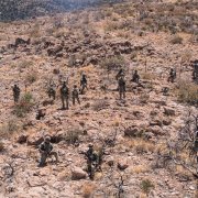 Soldados del Ejército de los EE.UU., 76ª Compañía de Ingenieros, asignados a la Fuerza de Tarea Conjunta-Frontera Sur, adquieren piquetes para la misión de emplazamiento de señales del Área de Defensa Nacional de Nuevo México (NMNDA) cerca de Antelope Wells, Nuevo México, 20 de mayo de 2025. Los materiales se suministraron por vía aérea debido a la austeridad del terreno que restringía las maniobras terrestres. Bajo la dirección del Mando Norte de EE.UU., la Fuerza Operativa Conjunta-Frontera Sur alinea los esfuerzos para sellar la frontera sur y repeler la actividad ilegal y es responsable de operaciones a gran escala, ágiles y en todos los dominios, lo que permitirá operaciones del DoD más efectivas y eficientes.