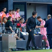 El delantero del Inter de Miami Lionel Messi (10) abandona el partido tras sufrir una lesión en la primera mitad durante un partido de fútbol de la Copa de la Liga entre el Inter de Miami CF y el Necaxa en el Chase Stadium el 02 de agosto de 2025 en Fort Lauderdale, Florida.