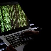 Una imagen ilustrativa de un hacker en acción detrás de una computadora