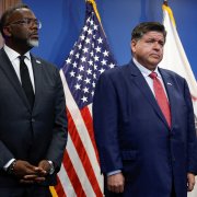 El alcalde de Chicago, Brandon Johnson (izquierda), junto al gobernador de Illinois, JB Pritzker (derecha), durante una rueda de prensa en medio de los informes sobre el despliegue federal en Chicago el 2 de septiembre de 2025 en Chicago, Illinois