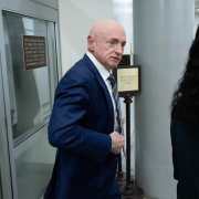 El senador estadounidense Mark Kelly, demócrata de Arizona