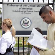 Personas solicitando visa para EEUU en una embajada norteamericana en Colombia (Archivo)