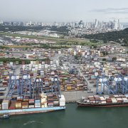 (Archivo) Entrada de buques comerciales al Canal de Panamá