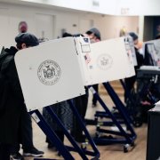 (181106) -- NUEVA YORK, 6 de noviembre de 2018 () -- Votantes depositan sus papeletas en un centro de votación en Manhattan, Nueva York, Estados Unidos, el 6 de noviembre de 2018. Los votantes estadounidenses comenzaron a emitir su voto para las elecciones de mitad de período, tras la apertura de los primeros centros de votación el martes por la mañana. (/Li Muzi)