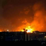 Humo y fuego se elevan desde el lugar de los ataques aéreos en el Aeropuerto Internacional de Mehrabad, Teherán