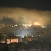 Humo se eleva tras un ataque aéreo israelí en una zona de los suburbios del sur de Beirut