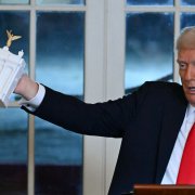 Trump, presentando el Arco del Triunfo que quiere construir en Washington DC