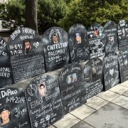 Un memorial improvisado de víctimas de sobredosis por opioides