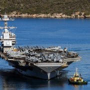 El portaaviones de la Marina de los EE. UU. USS Gerald R. Ford sale de la bahía de Souda en la isla de Creta