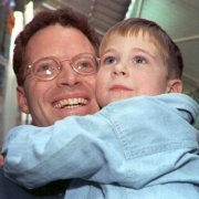El periodista David Rhode abraza a su sobrino tras ser liberado en 1995.