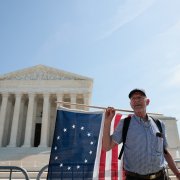 Un hombre durante una protesta frente a la Corte Suprema por temas de inmigración (Archivo)