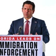 El gobernador de Florida, Ron DeSantis, habla durante una conferencia de prensa