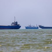buques anclados en Bandar Abbas, a lo largo del estrecho de Ormuz