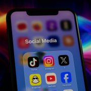 Un celular con aplicaciones de redes sociales, como TikTok, Instagram, X y Snapchat, entre otras (Archivo)