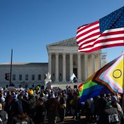 El 4 de diciembre de 2024 se celebran manifestaciones frente al Tribunal Supremo mientras este examina un caso sobre la atención sanitaria de reafirmación de género para menores transgénero en Washington, D.C. El Tribunal está celebrando las vistas orales del caso Estados Unidos contra Skirmetti, que impugna la prohibición de Tennessee sobre la atención sanitaria transgénero para menores. La sentencia podría afectar a los 26 estados que tipifican como delito la atención sanitaria de reafirmación de género para menores.