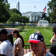Personas caminan y toman fotografías en Lafayette Square