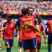 Mikel Oyarzabal se abraza con Mikel Merino para celebrar su gol