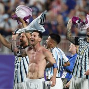 La selección argentina, con Lionel Messi a la cabeza, celebra la clasificación a semifinales.