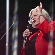Ann Widdecombe, de Reform UK, pronuncia un discurso durante la jornada inaugural del congreso anual de Reform UK 2024, celebrado en Birmingham el 20 de septiembre de 2024. La policía antiterrorista se ha hecho cargo de la investigación sobre el asesinato, ocurrido el 9 de julio, de la veterana política británica de derechas Ann Widdecombe tras la aparición de nuevas pruebas, según declaró el ministro del Interior el 13 de julio de 2026.
