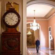 El Reloj de Ohio se ve frente a la cámara del Senado de los Estados Unidos