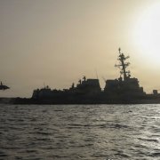 Helicóptero Sea Hawk despega del destructor USS Thomas Hudner en operaciones