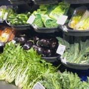 Un supermercado con productos verdes refrigerados (Archivos)