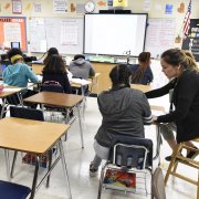 Una profesora comparte con sus estudiantes en un aula (Archivo)