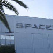 (ARCHIVO) El logotipo de SpaceX se ve en el exterior de unas instalaciones de Space Exploration Technologies Corp. en Hawthorne, California, el 8 de junio de 2026. SpaceX anunció el 4 de agosto de 2026 que sus ingresos se dispararon un 92 % en el segundo trimestre, superando las expectativas de los analistas en unos 1.000 millones de dólares en su primer informe de resultados desde que salió a bolsa en junio.